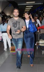 Shilpa Shetty, Raj Kundra snapped as they return from Singapore tonite in  Airport on 9th Sept 2010 (4).JPG